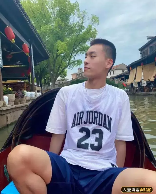 篮球场偶遇小哥哥坐在地上休息,走近全都是汗味儿 篮球场偶遇小哥哥坐在地上休息,走近全都是汗味儿