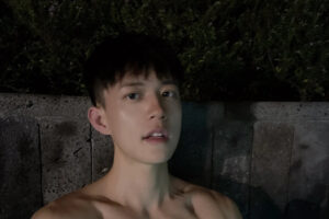 泡温泉偶遇皮肤白皙的鲜肉帅哥，要不要去搭讪呢？-大壹博客