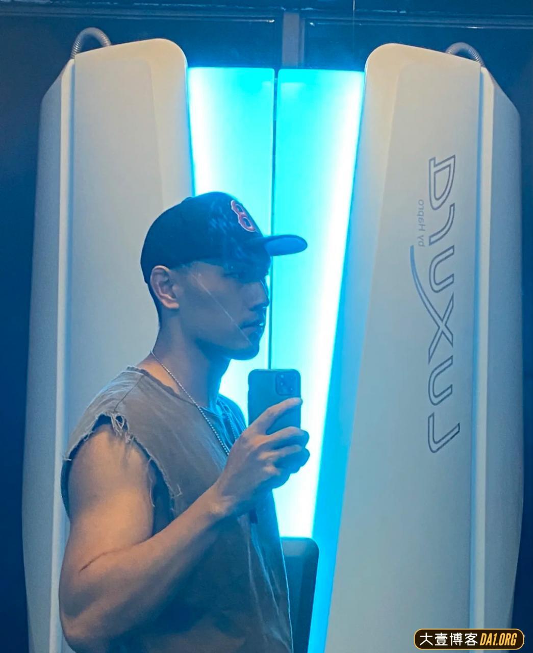 36岁叔系型男拥有八块腹肌后，被人追问是直男吗？