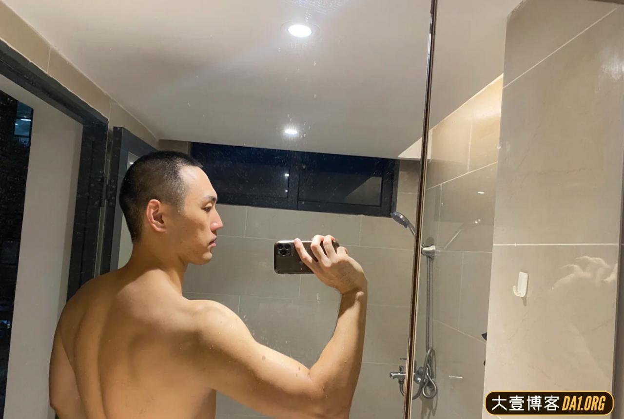 36岁叔系型男拥有八块腹肌后，被人追问是直男吗？