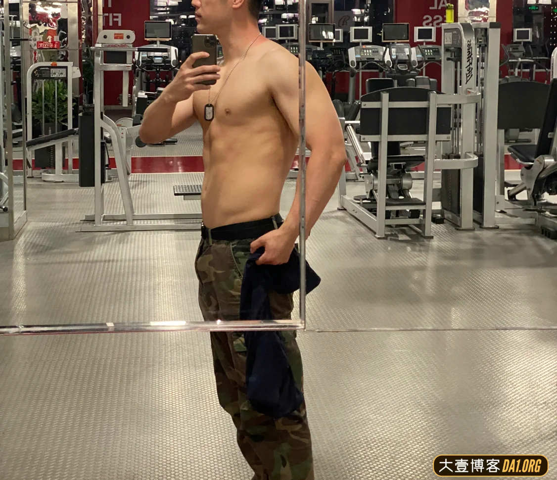 36岁叔系型男拥有八块腹肌后，被人追问是直男吗？