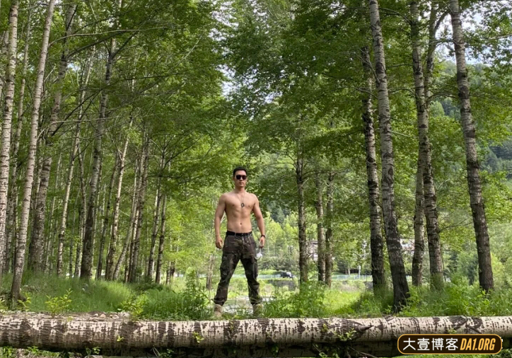 36岁叔系型男拥有八块腹肌后，被人追问是直男吗？