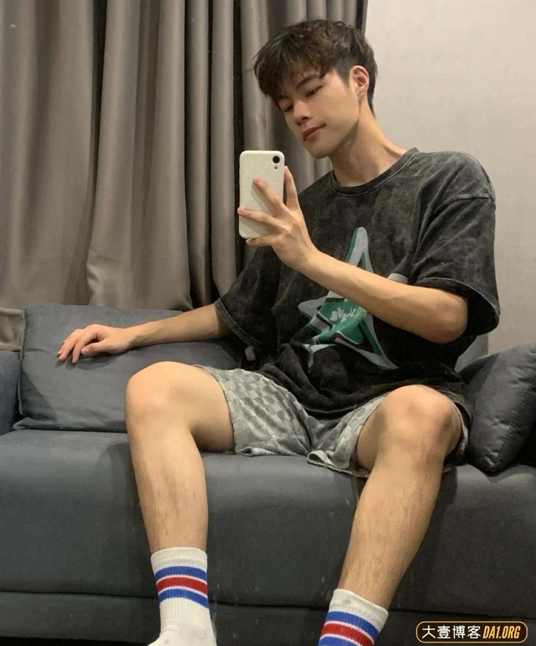 扒到了帅哥家教的自拍，今晚做梦的素材有了