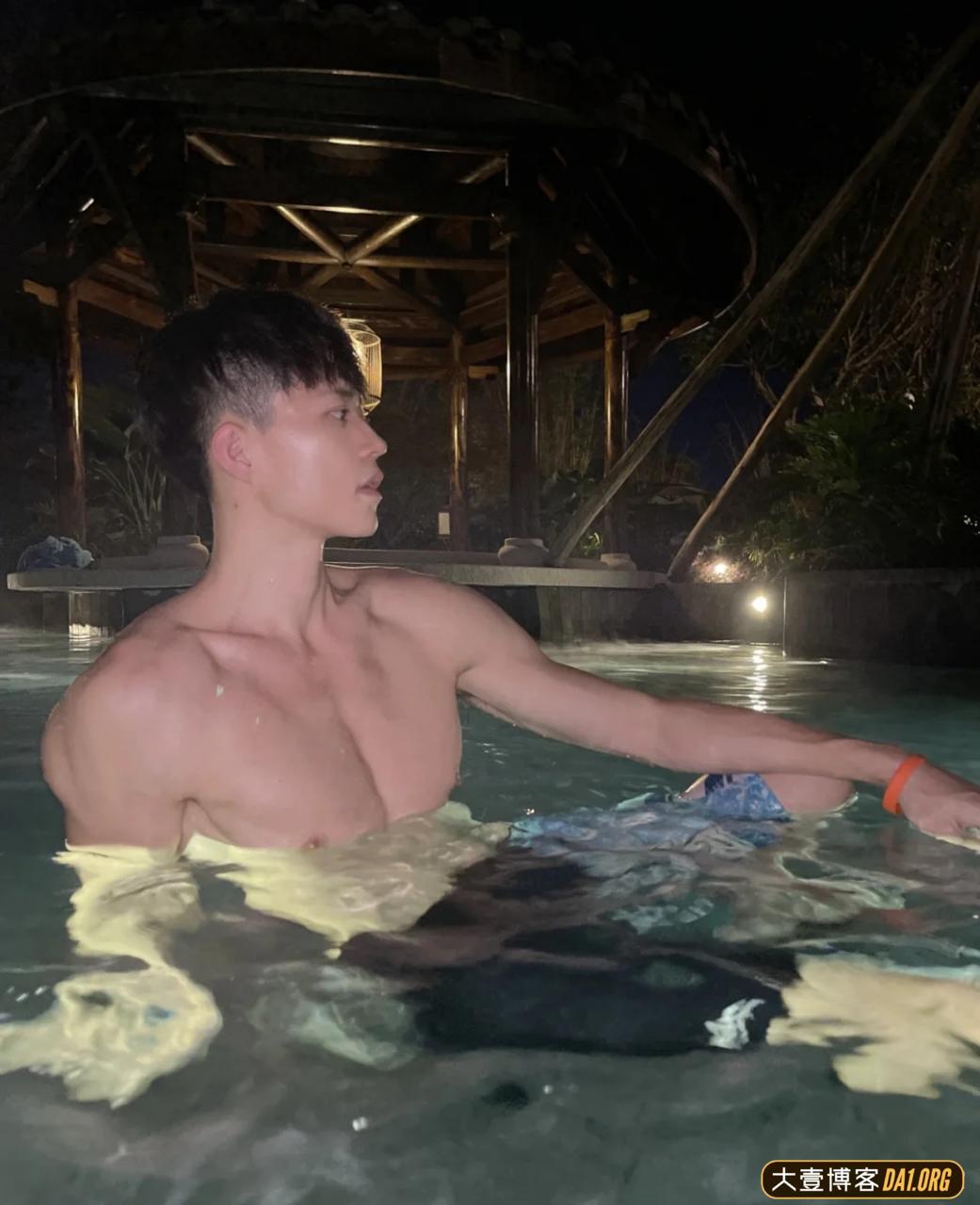 泡温泉偶遇皮肤白皙的鲜肉帅哥，要不要去搭讪呢？