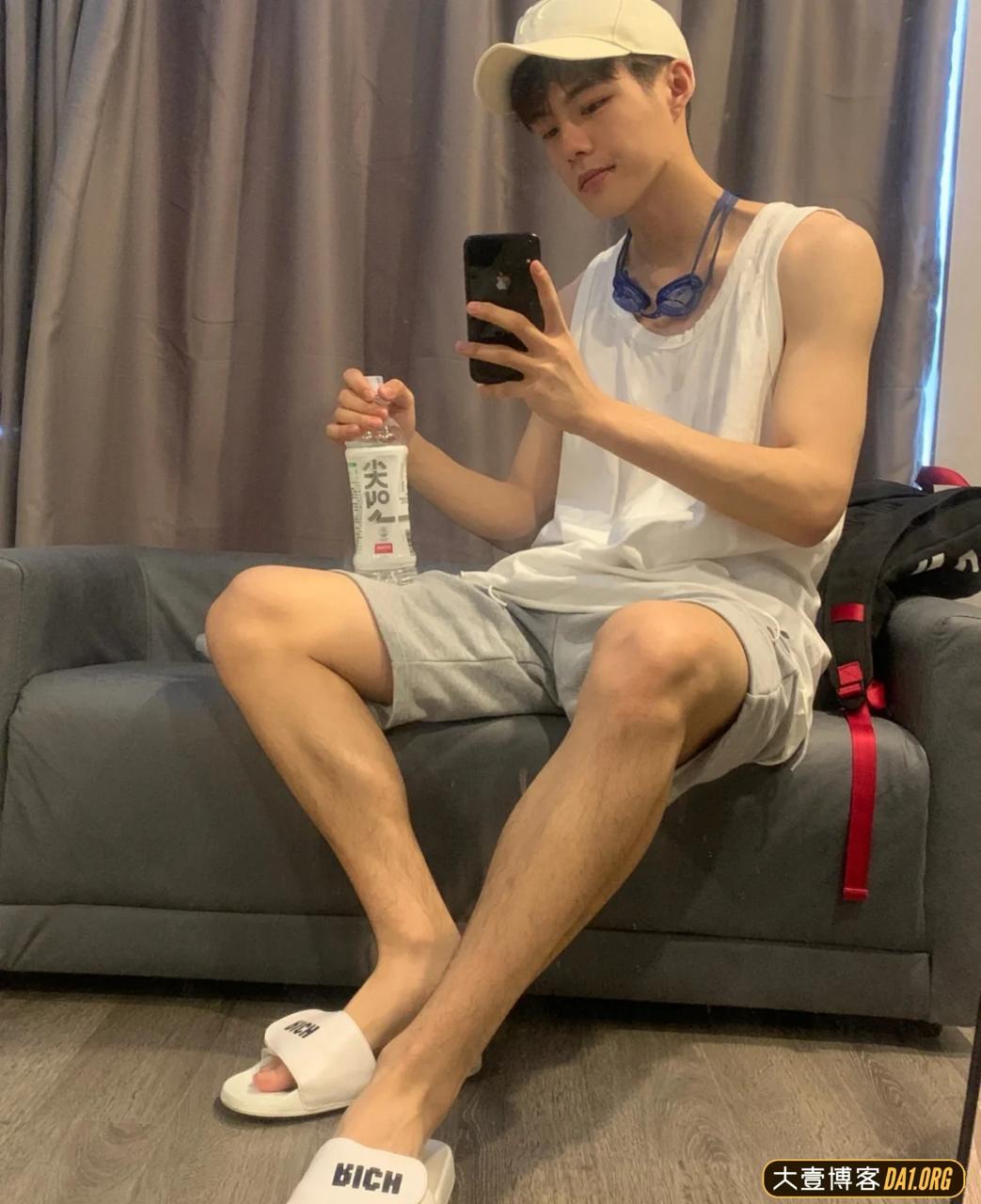 扒到了帅哥家教的自拍，今晚做梦的素材有了