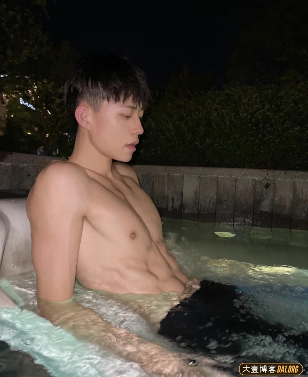 泡温泉偶遇皮肤白皙的鲜肉帅哥，要不要去搭讪呢？