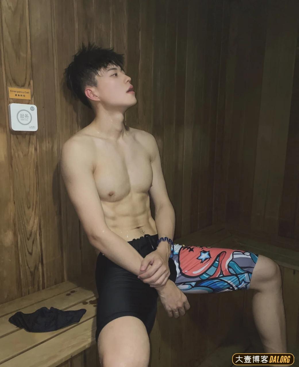 泡温泉偶遇皮肤白皙的鲜肉帅哥，要不要去搭讪呢？
