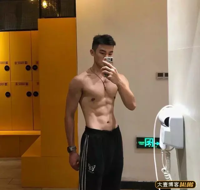 发现00后厦门帅锅一枚，天天狂晒腹肌！