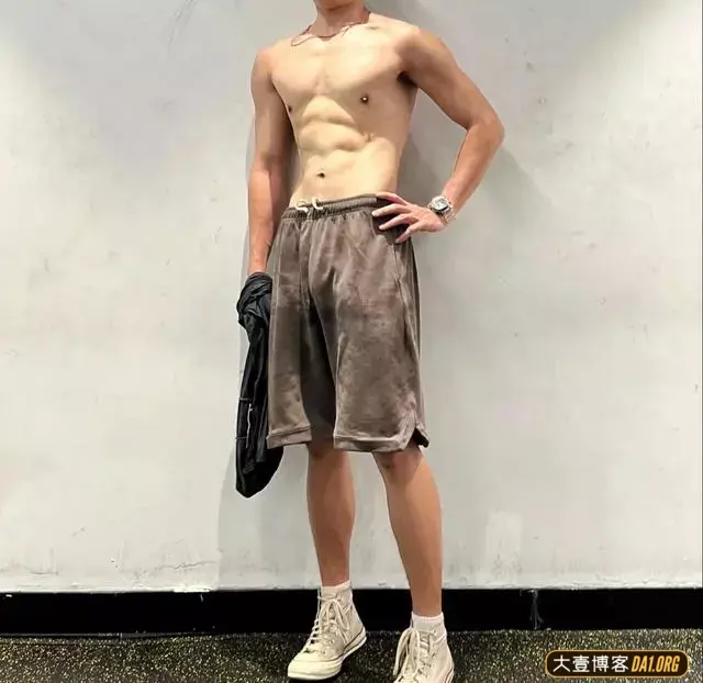 发现00后厦门帅锅一枚，天天狂晒腹肌！