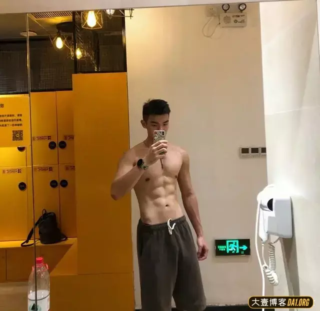发现00后厦门帅锅一枚，天天狂晒腹肌！