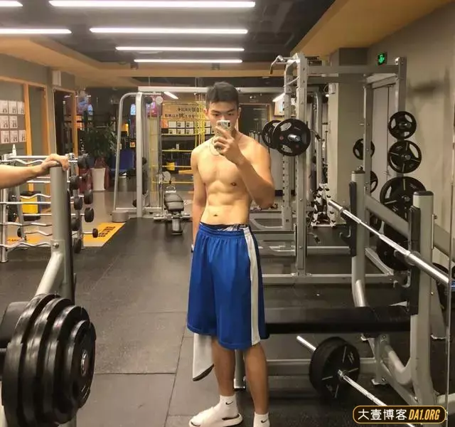 发现00后厦门帅锅一枚，天天狂晒腹肌！