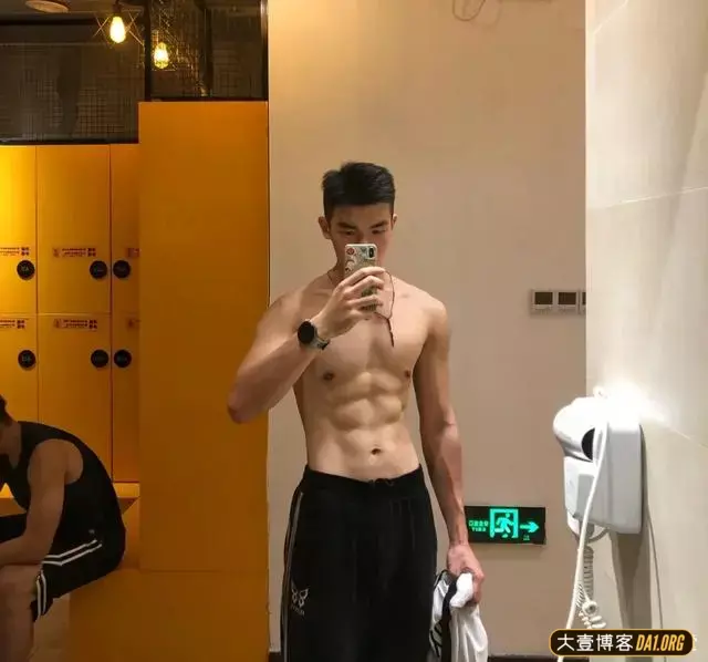 发现00后厦门帅锅一枚，天天狂晒腹肌！