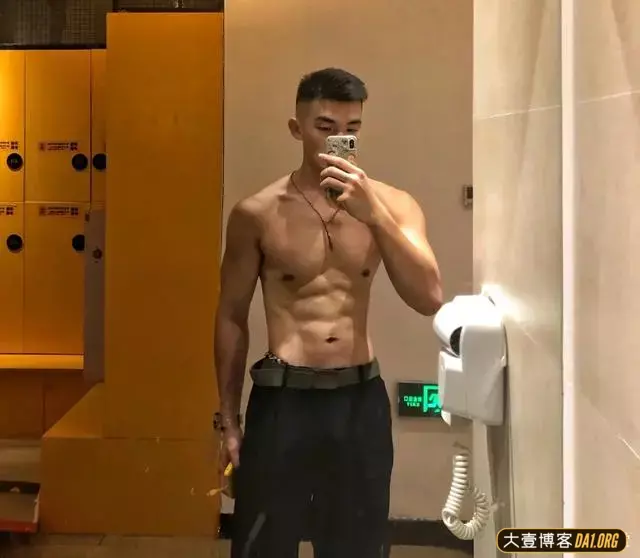 发现00后厦门帅锅一枚，天天狂晒腹肌！