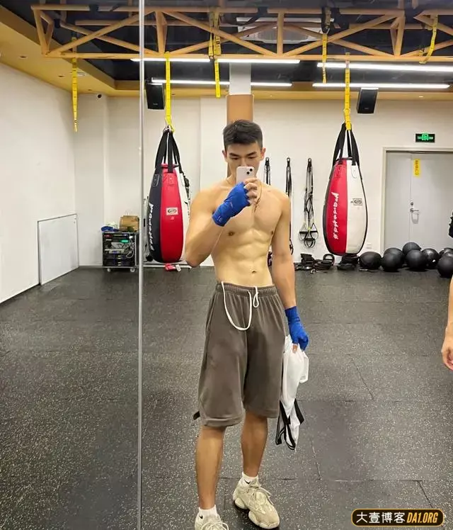 发现00后厦门帅锅一枚，天天狂晒腹肌！