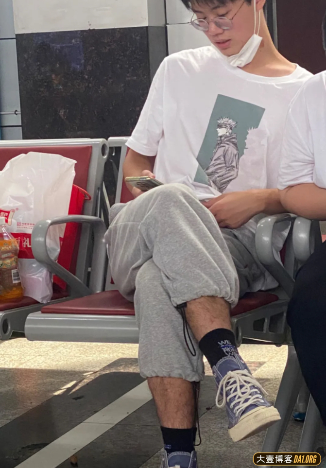 抓拍体育学院野生帅哥,强健体魄纯天然! 抓拍体育学院野生帅哥,强健体魄纯天然!