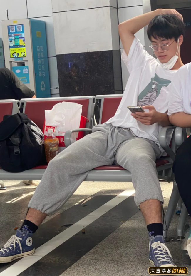 抓拍体育学院野生帅哥,强健体魄纯天然! 抓拍体育学院野生帅哥,强健体魄纯天然!