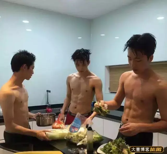 现在这么冷的天气,回味下夏天的泳池帅哥,还挺刺激的! 现在这么冷的天气,回味下夏天的泳池帅哥,还挺刺激的!