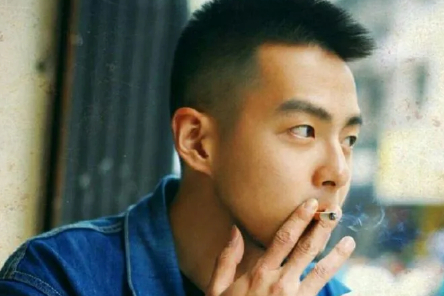 寸头帅哥因一组烟雾缭绕的痞味写真成功出圈，有一种沧桑的帅气！-大壹博客