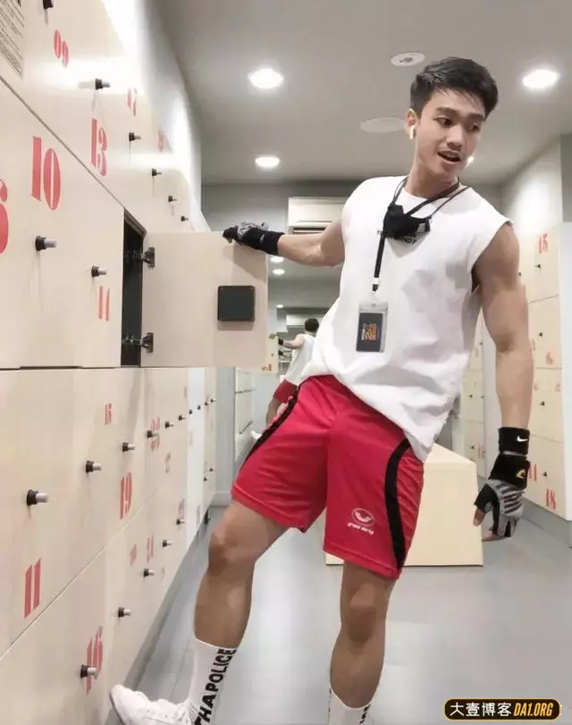 刚健身完,去更衣室,这里才是男人较量地方! 刚健身完,去更衣室,这里才是男人较量地方!