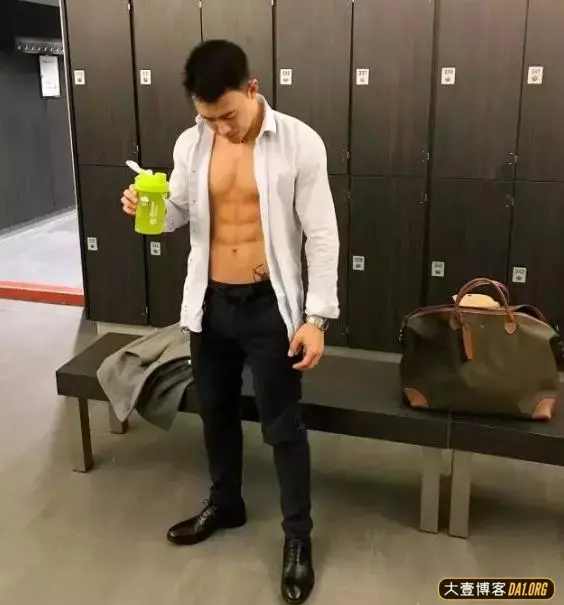 刚健身完,去更衣室,这里才是男人较量地方! 刚健身完,去更衣室,这里才是男人较量地方!