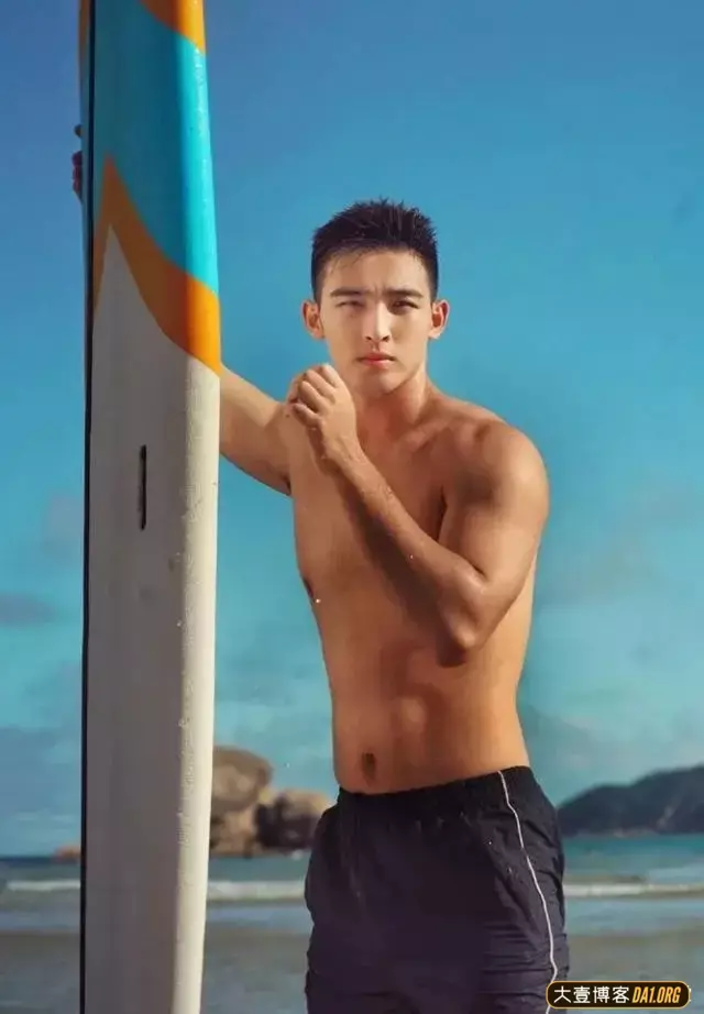 毛若懿海边冲浪写真来了,腿毛好明显呀 毛若懿海边冲浪写真来了,腿毛好明显呀