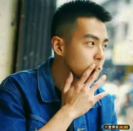 寸头帅哥因一组烟雾缭绕的痞味写真成功出圈,有一种沧桑的帅气! 寸头帅哥因一组烟雾缭绕的痞味写真成功出圈,有一种沧桑的帅气!