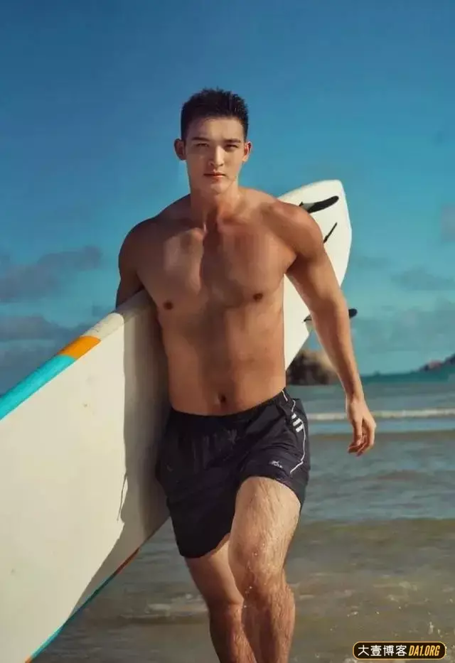 毛若懿海边冲浪写真来了,腿毛好明显呀 毛若懿海边冲浪写真来了,腿毛好明显呀