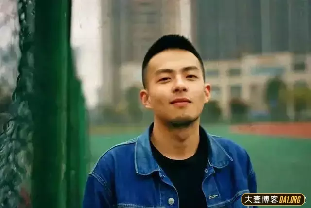 寸头帅哥因一组烟雾缭绕的痞味写真成功出圈,有一种沧桑的帅气! 寸头帅哥因一组烟雾缭绕的痞味写真成功出圈,有一种沧桑的帅气!