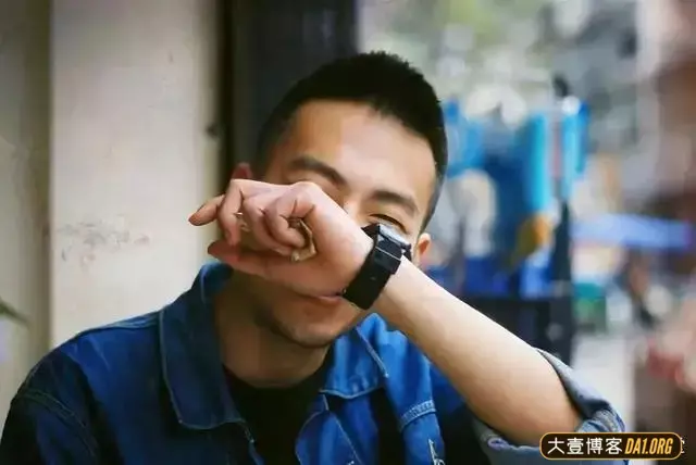 寸头帅哥因一组烟雾缭绕的痞味写真成功出圈,有一种沧桑的帅气! 寸头帅哥因一组烟雾缭绕的痞味写真成功出圈,有一种沧桑的帅气!