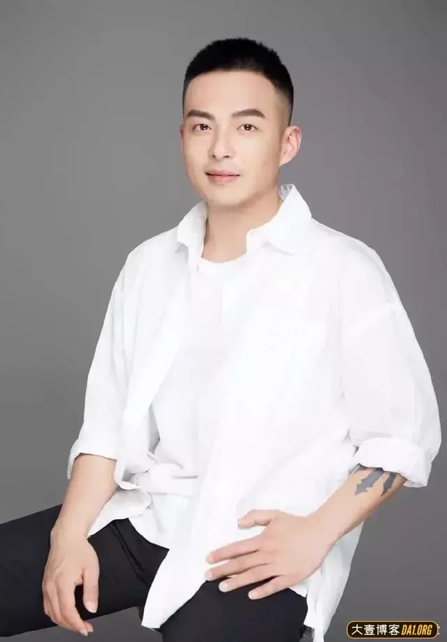 寸头帅哥因一组烟雾缭绕的痞味写真成功出圈,有一种沧桑的帅气! 寸头帅哥因一组烟雾缭绕的痞味写真成功出圈,有一种沧桑的帅气!