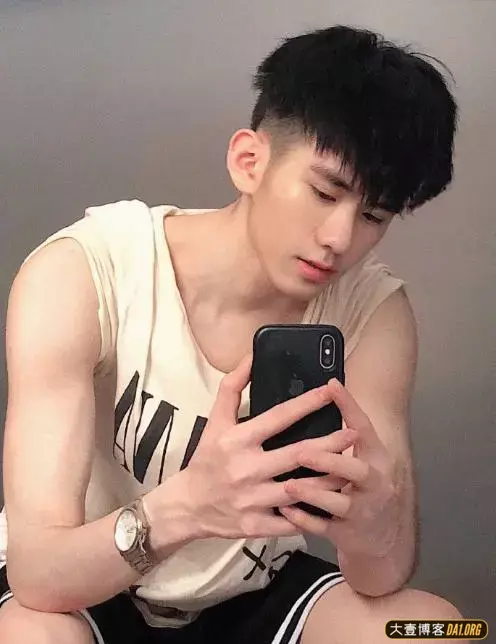 长相清秀的上海小帅哥,对着镜子啃苹果的模样有点可爱 长相清秀的上海小帅哥,对着镜子啃苹果的模样有点可爱