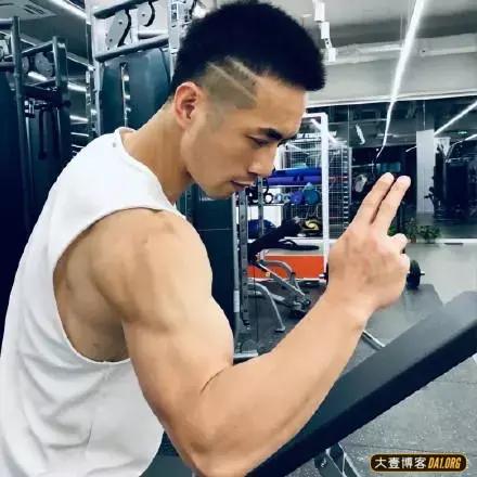 肉壮型男,只要领出去,坏人都不敢多看一眼,哈哈! 肉壮型男,只要领出去,坏人都不敢多看一眼,哈哈!