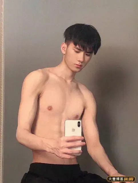 长相清秀的上海小帅哥,对着镜子啃苹果的模样有点可爱 长相清秀的上海小帅哥,对着镜子啃苹果的模样有点可爱