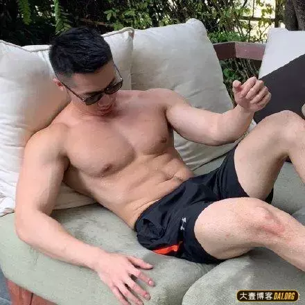 肉壮型男,只要领出去,坏人都不敢多看一眼,哈哈! 肉壮型男,只要领出去,坏人都不敢多看一眼,哈哈!