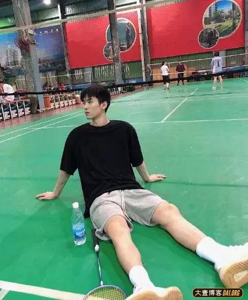 长相清秀的上海小帅哥,对着镜子啃苹果的模样有点可爱 长相清秀的上海小帅哥,对着镜子啃苹果的模样有点可爱