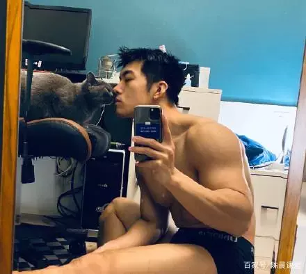 肉壮型男,只要领出去,坏人都不敢多看一眼,哈哈! 肉壮型男,只要领出去,坏人都不敢多看一眼,哈哈!
