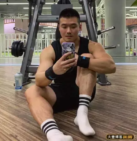 肉壮型男,只要领出去,坏人都不敢多看一眼,哈哈! 肉壮型男,只要领出去,坏人都不敢多看一眼,哈哈!