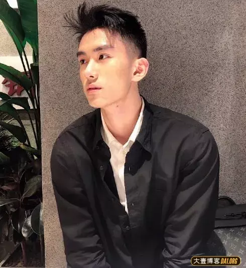 长相清秀的上海小帅哥,对着镜子啃苹果的模样有点可爱 长相清秀的上海小帅哥,对着镜子啃苹果的模样有点可爱