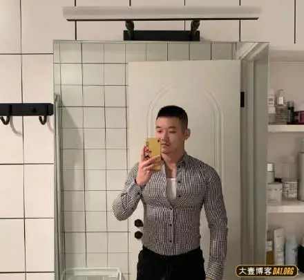 肉壮型男,只要领出去,坏人都不敢多看一眼,哈哈! 肉壮型男,只要领出去,坏人都不敢多看一眼,哈哈!