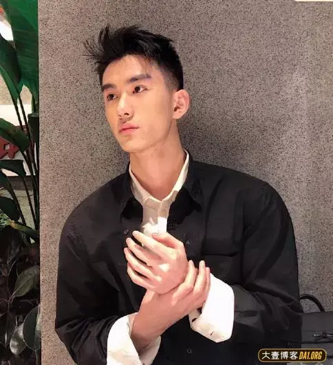长相清秀的上海小帅哥,对着镜子啃苹果的模样有点可爱 长相清秀的上海小帅哥,对着镜子啃苹果的模样有点可爱