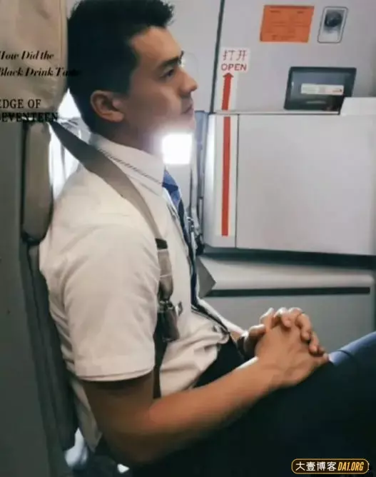 中国南航空少小哥哥,弹吉他的样子看起来好温柔呀 中国南航空少小哥哥,弹吉他的样子看起来好温柔呀
