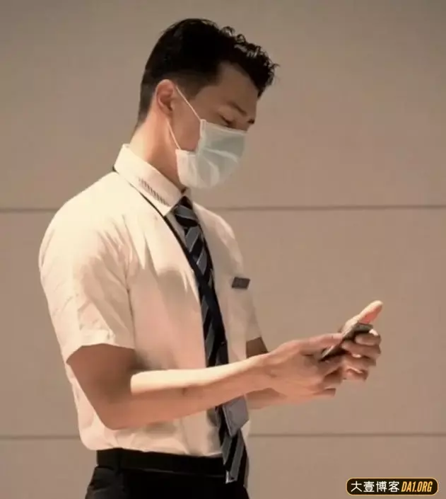 中国南航空少小哥哥,弹吉他的样子看起来好温柔呀 中国南航空少小哥哥,弹吉他的样子看起来好温柔呀