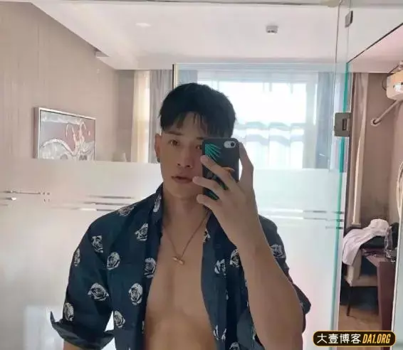 东北农大校草颜高还有六块腹肌,不去做模特就太可惜啦! 东北农大校草颜高还有六块腹肌,不去做模特就太可惜啦!