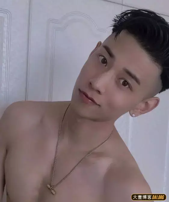 东北农大校草颜高还有六块腹肌,不去做模特就太可惜啦! 东北农大校草颜高还有六块腹肌,不去做模特就太可惜啦!