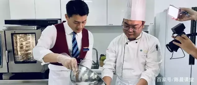 中国南航空少小哥哥,弹吉他的样子看起来好温柔呀 中国南航空少小哥哥,弹吉他的样子看起来好温柔呀