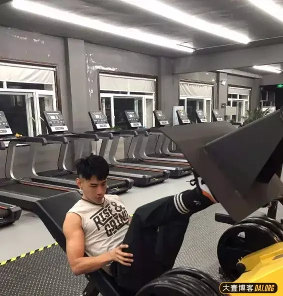 东北农大校草颜高还有六块腹肌,不去做模特就太可惜啦! 东北农大校草颜高还有六块腹肌,不去做模特就太可惜啦!