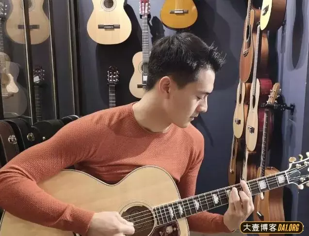 中国南航空少小哥哥,弹吉他的样子看起来好温柔呀 中国南航空少小哥哥,弹吉他的样子看起来好温柔呀