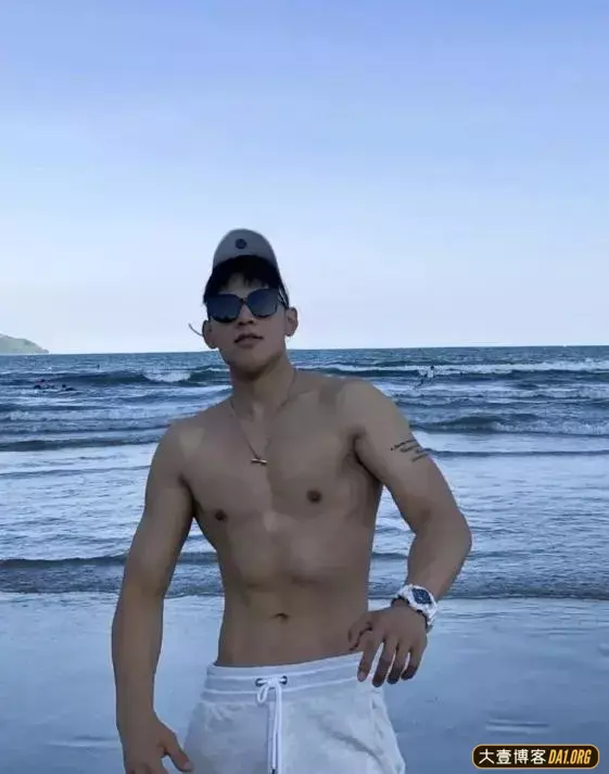 东北农大校草颜高还有六块腹肌,不去做模特就太可惜啦! 东北农大校草颜高还有六块腹肌,不去做模特就太可惜啦!