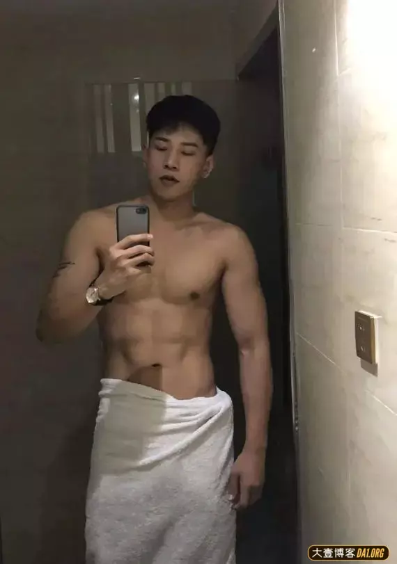 东北农大校草颜高还有六块腹肌,不去做模特就太可惜啦! 东北农大校草颜高还有六块腹肌,不去做模特就太可惜啦!