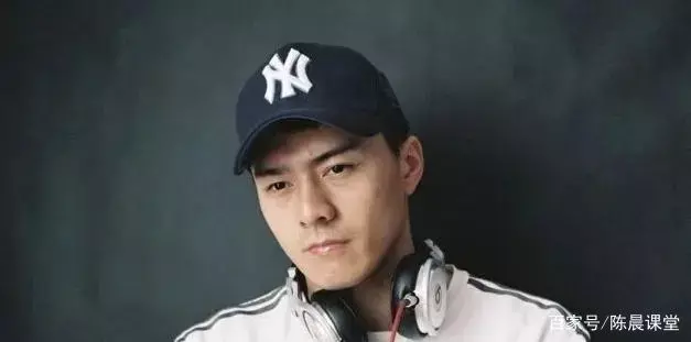 中国南航空少小哥哥,弹吉他的样子看起来好温柔呀 中国南航空少小哥哥,弹吉他的样子看起来好温柔呀